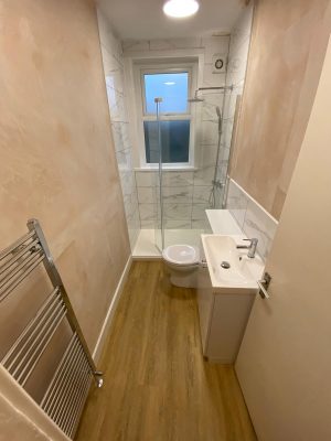 narrow bathroom using all space effectively to provide a luxury user experience